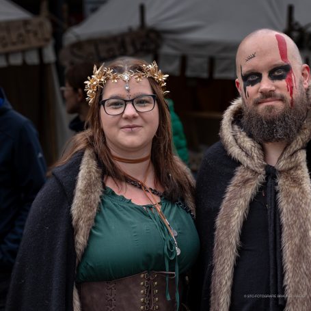Frau mit Kopfschmuck und Mann mit Kriegsbemalung, beide in mittelalterlicher Kleidung.