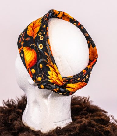 Kopftuch mit buntem Herbstmotiv aus Kürbissen und Blumen in warmen Farben.