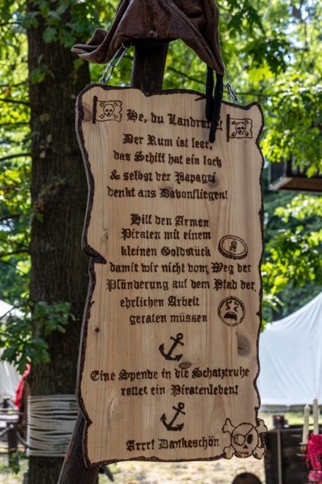Holzschild mit einer Botschaft über die Bedeutung des Wassers und des Reisens.
